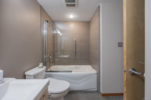 7939 Lenwood Rd, Merville, BC 