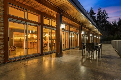 7939 Lenwood Rd, Merville, BC 