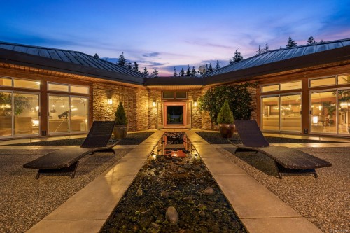 7939 Lenwood Rd, Merville, BC 