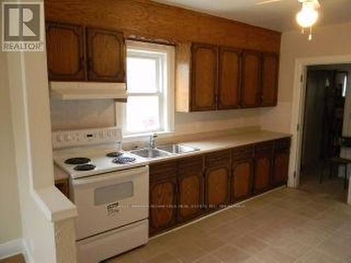366 Crowland Avenue, Welland (Lincoln/Crowland), ON - Indoor Photo Showing Kitchen With Double Sink