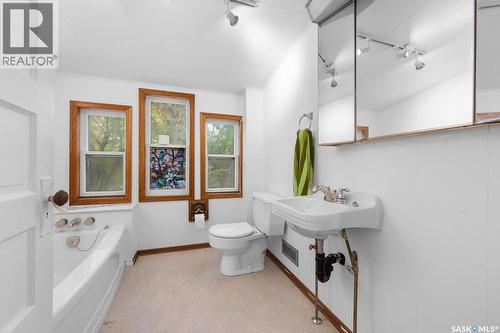 1200 Victoria Avenue, Regina, SK - Indoor Photo Showing Bathroom
