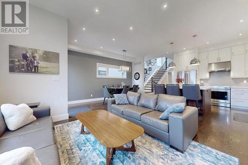 1086 Gardner Avenue, Mississauga, ON - Indoor Photo Showing Living Room