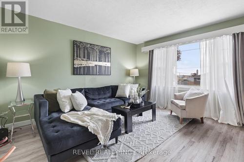 20 Division Street, Kawartha Lakes (Lindsay), ON - Indoor Photo Showing Living Room