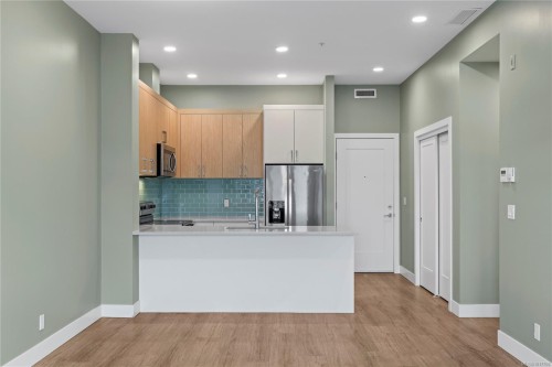 501-6540 Metral Dr, Nanaimo, BC - Indoor Photo Showing Kitchen