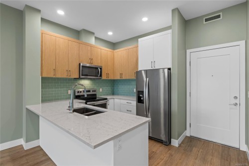501-6540 Metral Dr, Nanaimo, BC - Indoor Photo Showing Kitchen With Double Sink With Upgraded Kitchen