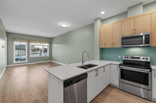 501-6540 Metral Dr, Nanaimo, BC - Indoor Photo Showing Kitchen With Double Sink With Upgraded Kitchen
