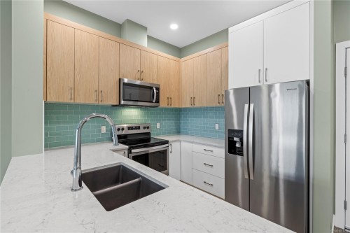 501-6540 Metral Dr, Nanaimo, BC - Indoor Photo Showing Kitchen With Double Sink With Upgraded Kitchen