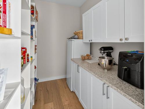 1534 Gregory Road, West Kelowna, BC - Indoor Photo Showing Kitchen