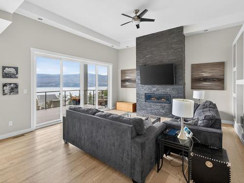 1534 Gregory Road, West Kelowna, BC - Indoor Photo Showing Living Room With Fireplace