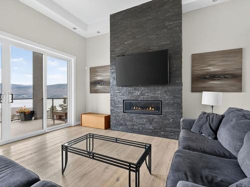 1534 Gregory Road, West Kelowna, BC - Indoor Photo Showing Living Room With Fireplace