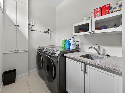 1534 Gregory Road, West Kelowna, BC - Indoor Photo Showing Laundry Room