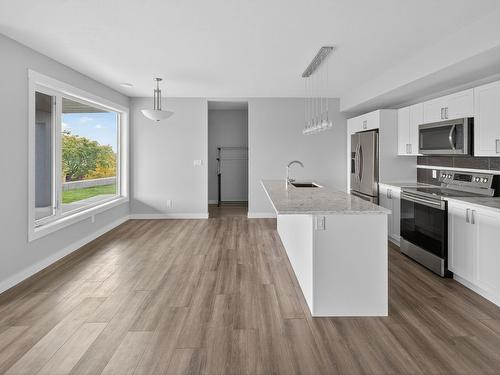 1534 Gregory Road, West Kelowna, BC - Indoor Photo Showing Kitchen