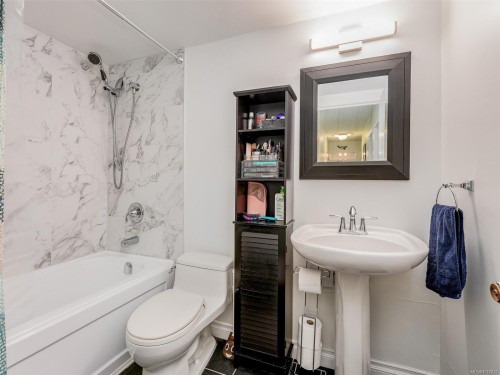 117-1680 Poplar Ave, Saanich, BC - Indoor Photo Showing Bathroom