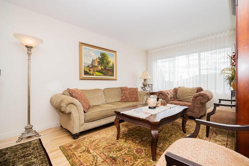 Living room - 5007  - 5009 Boul. Notre-Dame, Laval (Chomedey), QC - Indoor Photo Showing Living Room
