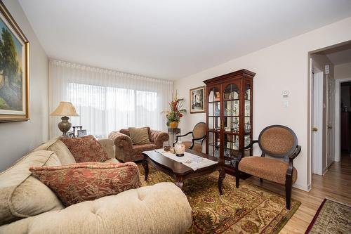 Living room - 5007  - 5009 Boul. Notre-Dame, Laval (Chomedey), QC - Indoor Photo Showing Living Room