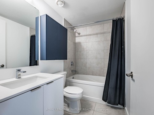 525-8 Tippett Road, Toronto, ON - Indoor Photo Showing Bathroom