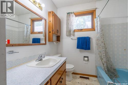 2332 Mcdonald Street, Regina, SK - Indoor Photo Showing Bathroom