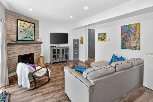 29-310 Yorkton Avenue, Penticton, BC - Indoor Photo Showing Living Room With Fireplace
