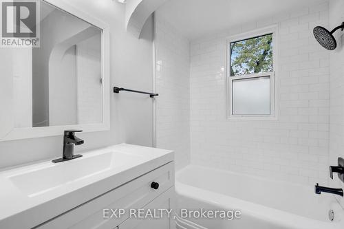 20 West 4Th Street, Hamilton, ON - Indoor Photo Showing Bathroom