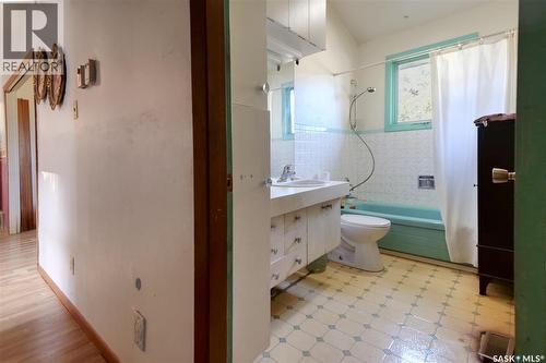 1211 Gordon Road, Moose Jaw, SK - Indoor Photo Showing Bathroom