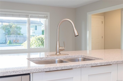 545 Rowan Ave, Parksville, BC 