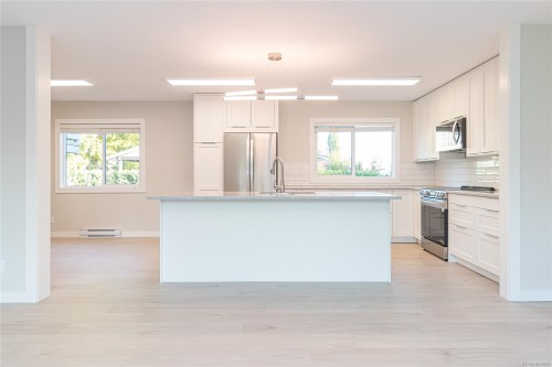 545 Rowan Ave, Parksville, BC 