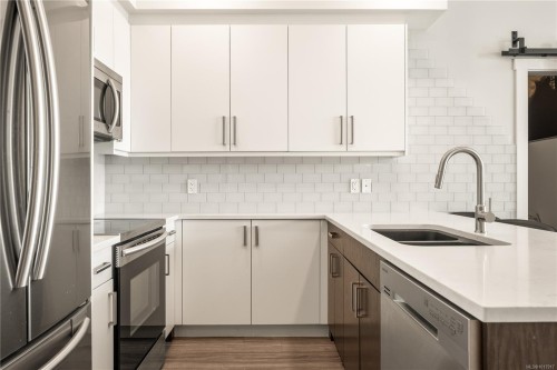 301-525 Third St, Nanaimo, BC - Indoor Photo Showing Kitchen With Double Sink With Upgraded Kitchen