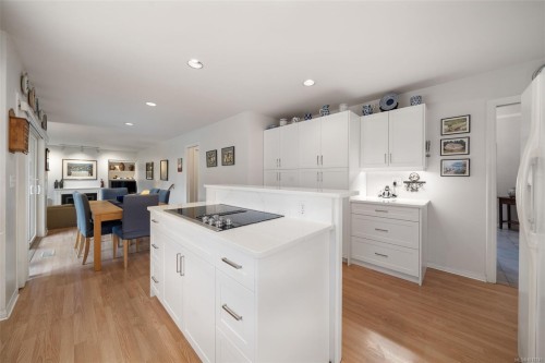 1741 Barrie Rd, Saanich, BC 