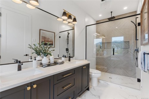 611 Madrona Pl, Langford, BC - Indoor Photo Showing Bathroom