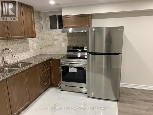 32 Helderman Street, Caledon, ON - Indoor Photo Showing Kitchen With Stainless Steel Kitchen With Double Sink With Upgraded Kitchen