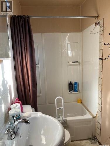 202 3Rd Avenue, Young, SK - Indoor Photo Showing Bathroom
