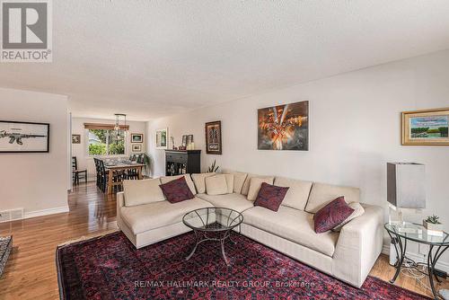 560 Buchanan Crescent, Ottawa, ON - Indoor Photo Showing Living Room