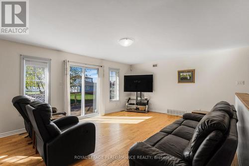 40 Lori Lane, North Dundas, ON - Indoor Photo Showing Living Room
