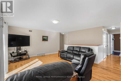40 Lori Lane, North Dundas, ON - Indoor Photo Showing Living Room