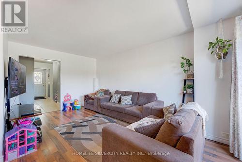 183 Deveron Crescent, London South, ON - Indoor Photo Showing Living Room