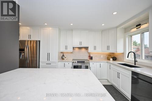 15 Fosh Court, St. Catharines (Rykert/Vansickle), ON - Indoor Photo Showing Kitchen