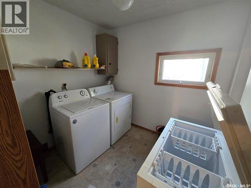 15 10Th Avenue Ne, Swift Current, SK - Indoor Photo Showing Laundry Room