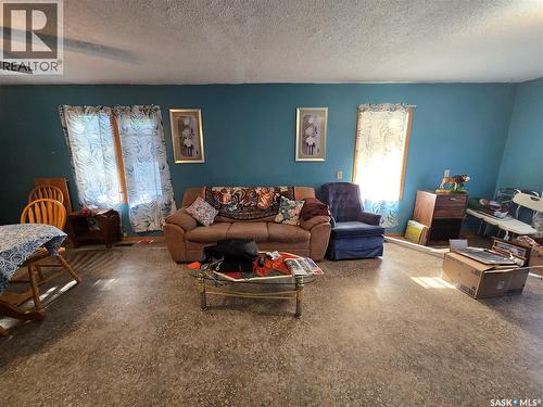 15 10Th Avenue Ne, Swift Current, SK - Indoor Photo Showing Living Room