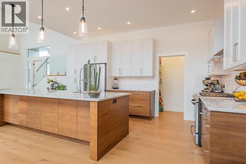 3429 8Th Avenue, Castlegar, BC - Indoor Photo Showing Kitchen With Upgraded Kitchen