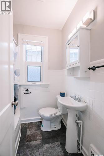 2154 Broder Street, Regina, SK - Indoor Photo Showing Bathroom