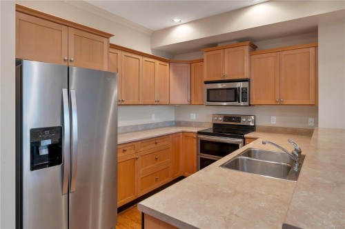 304-2676 Island Hwy South, Campbell River, BC - Indoor Photo Showing Kitchen With Double Sink