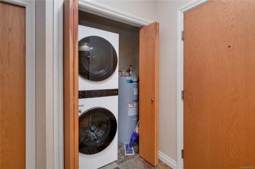 304-2676 Island Hwy South, Campbell River, BC - Indoor Photo Showing Laundry Room