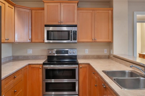 304-2676 Island Hwy South, Campbell River, BC - Indoor Photo Showing Kitchen With Double Sink