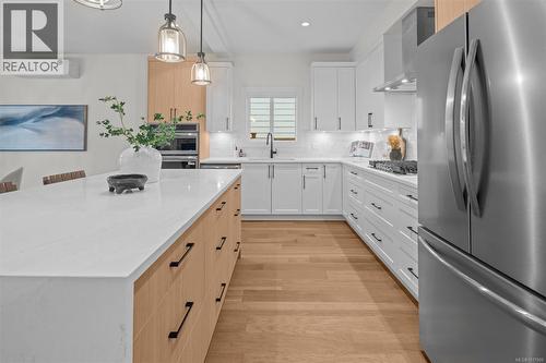 678 Madrona Pl, Langford, BC - Indoor Photo Showing Kitchen With Upgraded Kitchen