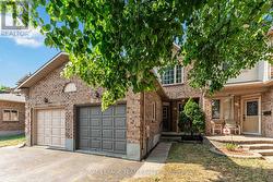 18 RAVENSCROFT COURT  Ottawa, ON K2S 1R3