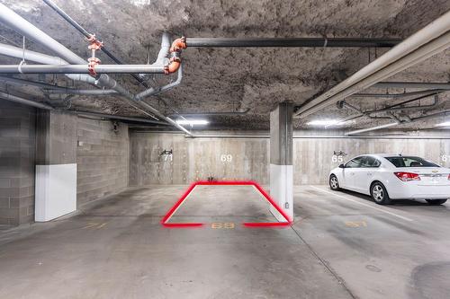 2109-2200 Upper Sundance Drive, West Kelowna, BC - Indoor Photo Showing Garage