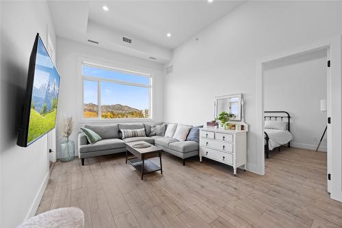 508-1220 Pacific Avenue, Kelowna, BC - Indoor Photo Showing Living Room