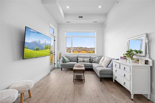 508-1220 Pacific Avenue, Kelowna, BC - Indoor Photo Showing Living Room