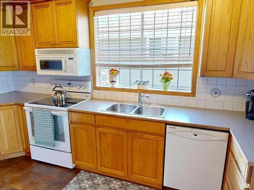 5438 Laburnum Ave, Powell River, BC - Indoor Photo Showing Kitchen With Double Sink