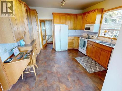 5438 Laburnum Ave, Powell River, BC - Indoor Photo Showing Kitchen With Double Sink